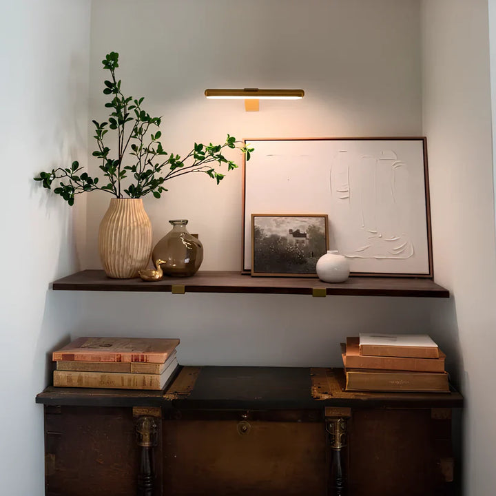 Lampa ścienna LED nad obrazem z poziomym paskiem świetlnym i prostokątną podstawą