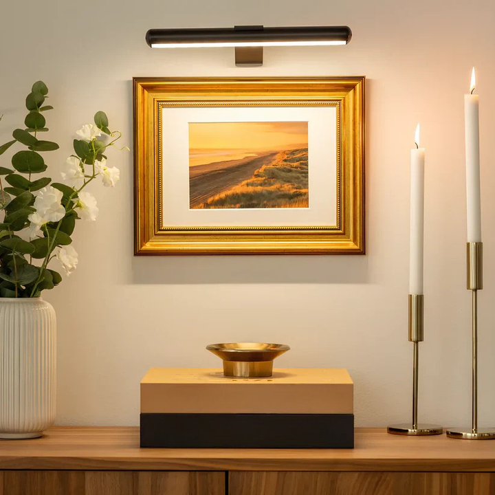 Lampa ścienna LED nad obrazem z poziomym paskiem świetlnym i prostokątną podstawą