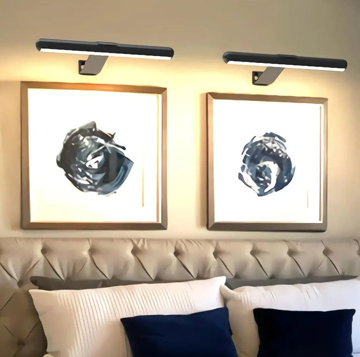 Lampa ścienna LED nad obrazem z poziomym paskiem świetlnym i prostokątną podstawą