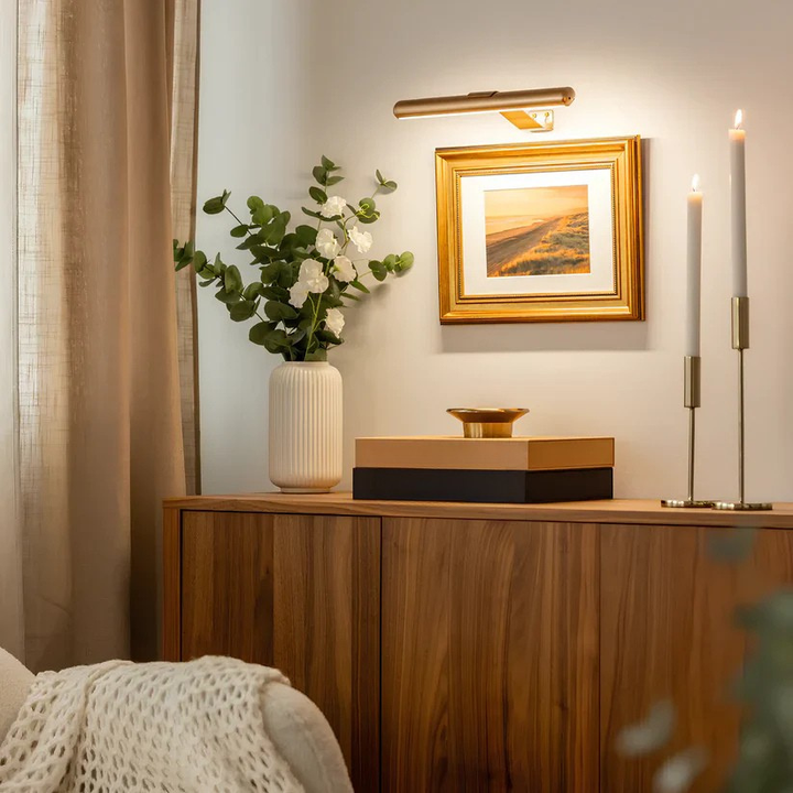 Lampa ścienna LED nad obrazem z poziomym paskiem świetlnym i prostokątną podstawą