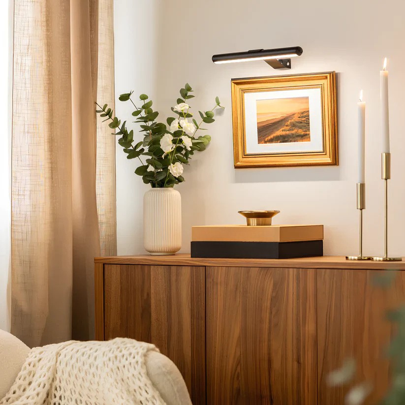 Lampa ścienna LED nad obrazem z poziomym paskiem świetlnym i prostokątną podstawą