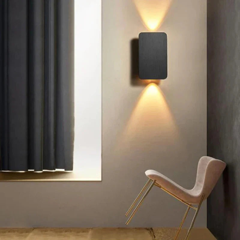 Lampa ścienna LED z prostokątną obudową, światło góra–dół