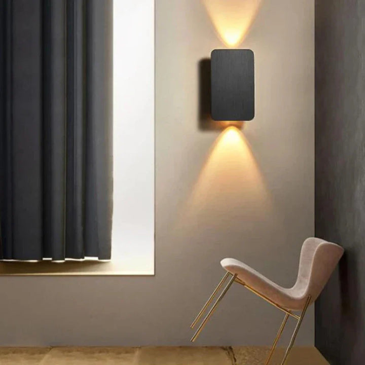 Lampa ścienna LED z prostokątną obudową, światło góra–dół