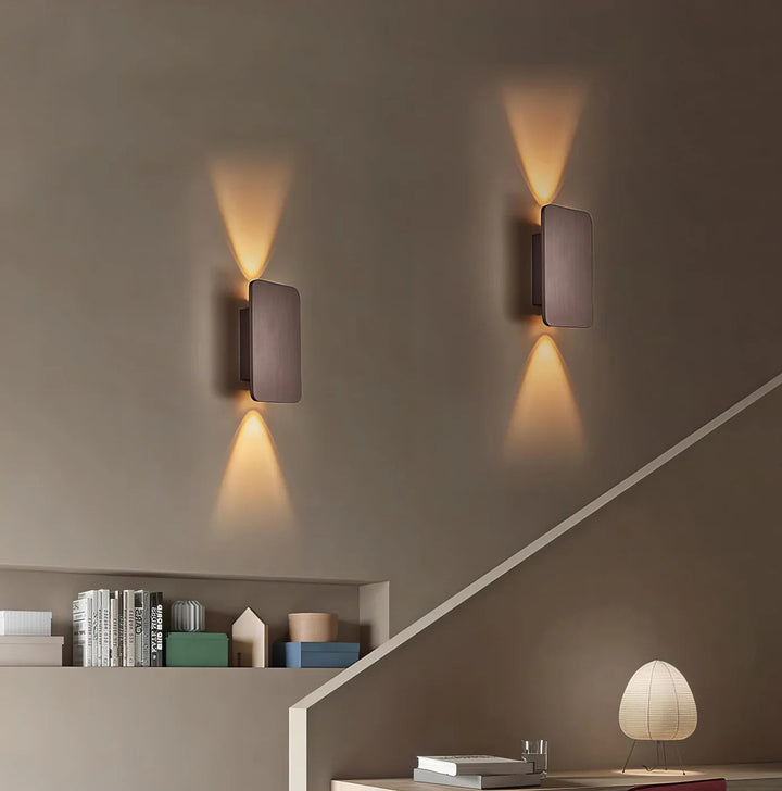 Lampa ścienna LED z prostokątną obudową, światło góra–dół