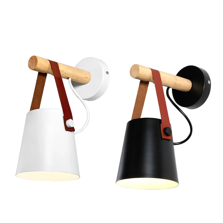 Lampa ścienna z drewnianym uchwytem i skórzanym paskiem