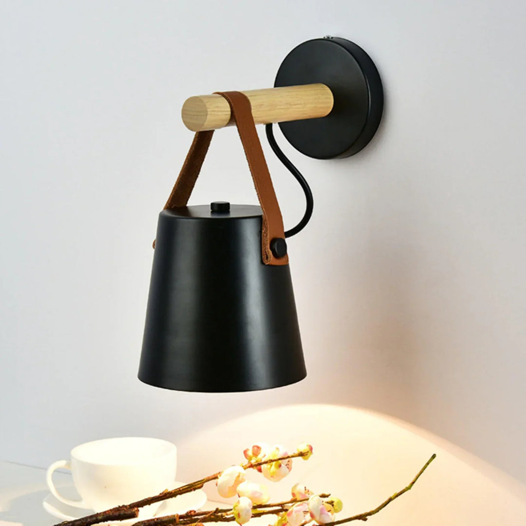 Lampa ścienna z drewnianym uchwytem i skórzanym paskiem