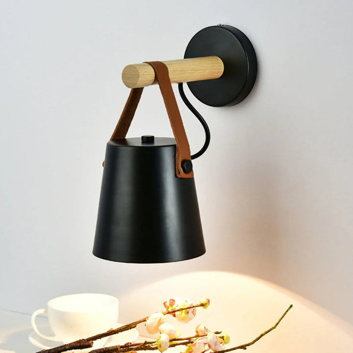 Lampa ścienna z drewnianym uchwytem i skórzanym paskiem
