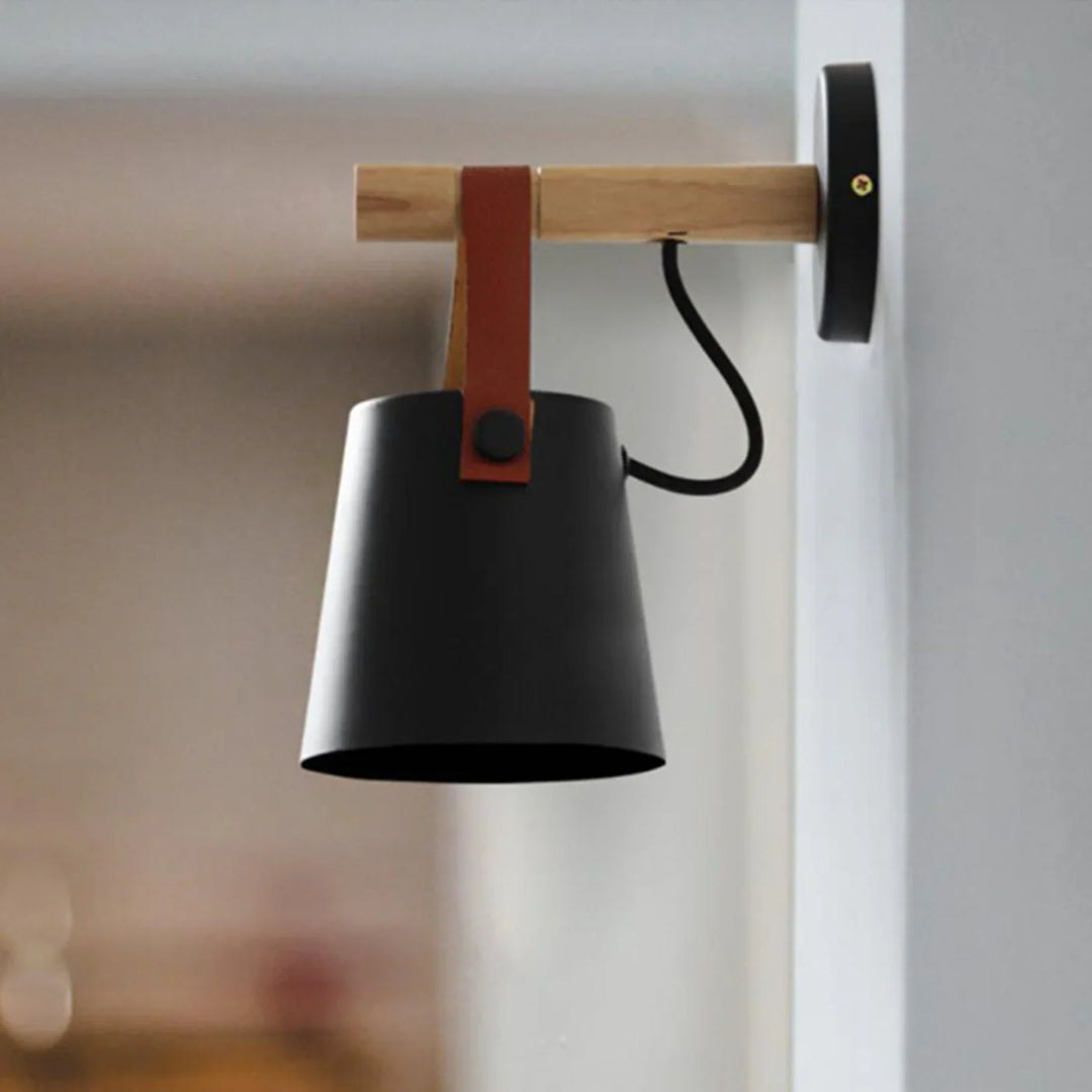 Lampa ścienna z drewnianym uchwytem i skórzanym paskiem