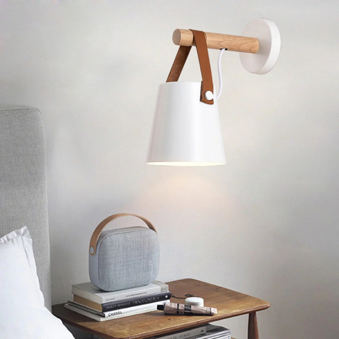 Lampa ścienna z drewnianym uchwytem i skórzanym paskiem