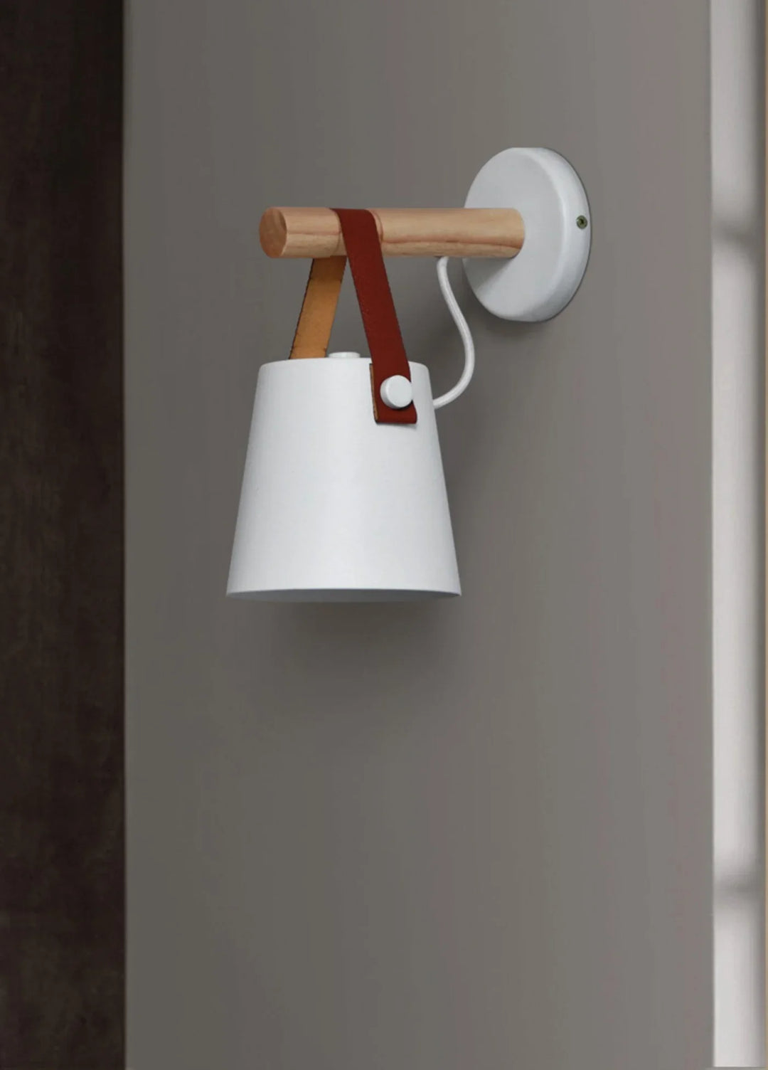 Lampa ścienna z drewnianym uchwytem i skórzanym paskiem
