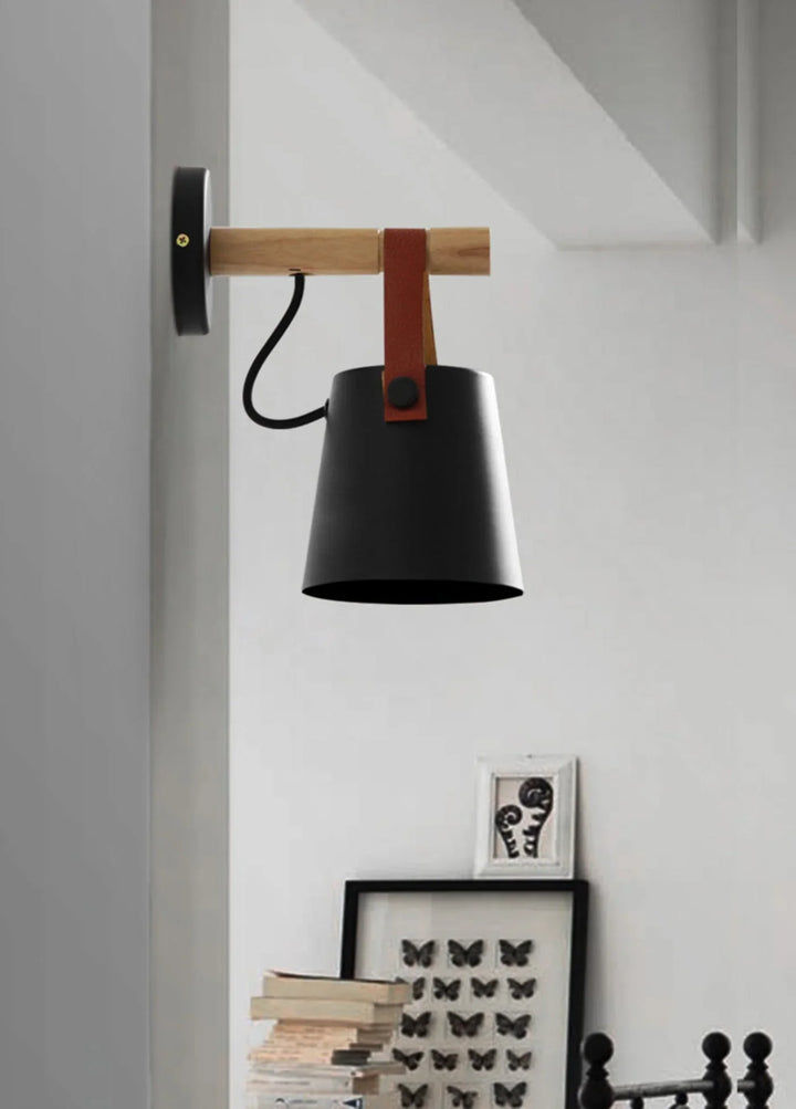 Lampa ścienna z drewnianym uchwytem i skórzanym paskiem
