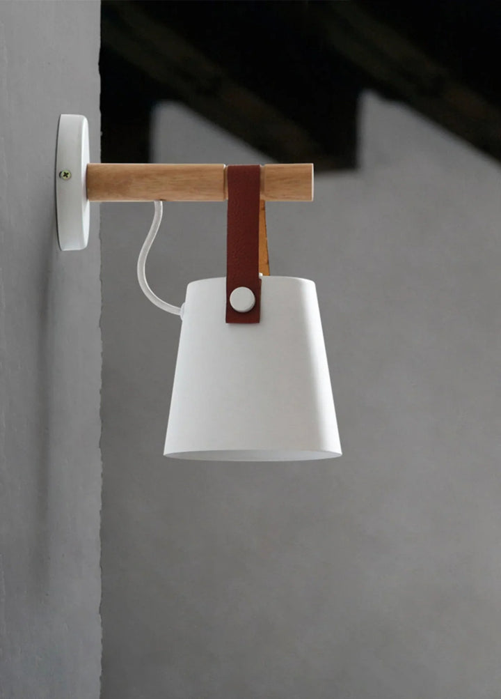 Lampa ścienna z drewnianym uchwytem i skórzanym paskiem