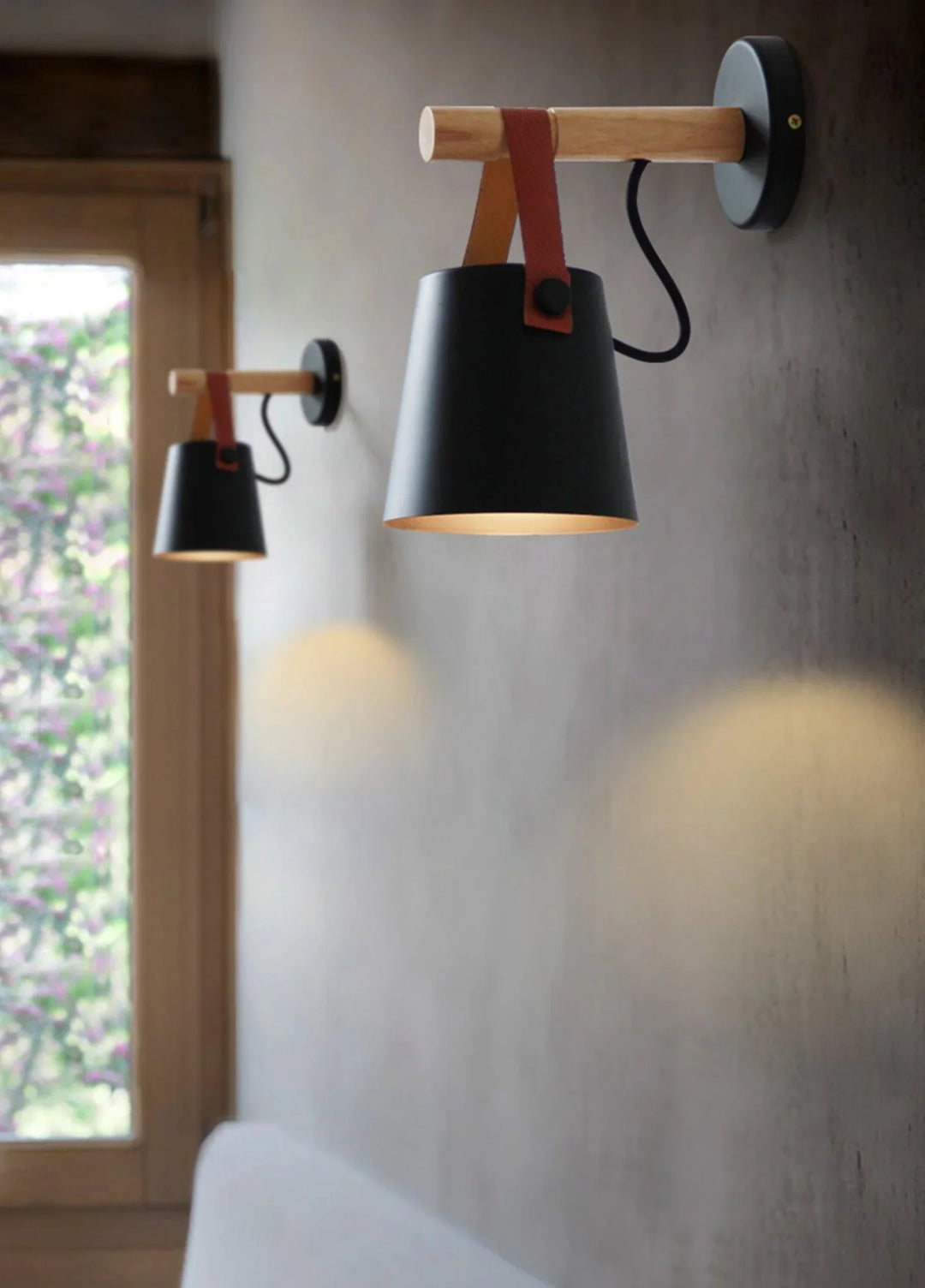 Lampa ścienna z drewnianym uchwytem i skórzanym paskiem