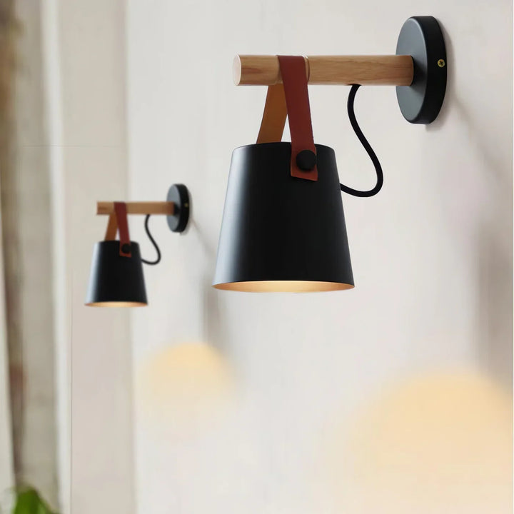 Lampa ścienna z drewnianym uchwytem i skórzanym paskiem