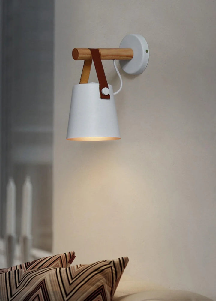 Lampa ścienna z drewnianym uchwytem i skórzanym paskiem