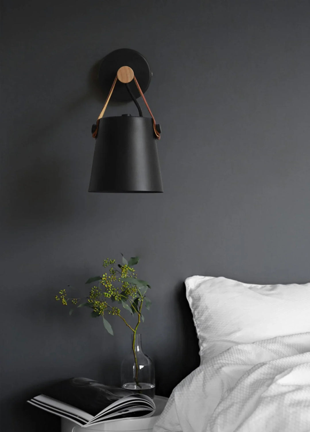 Lampa ścienna z drewnianym uchwytem i skórzanym paskiem