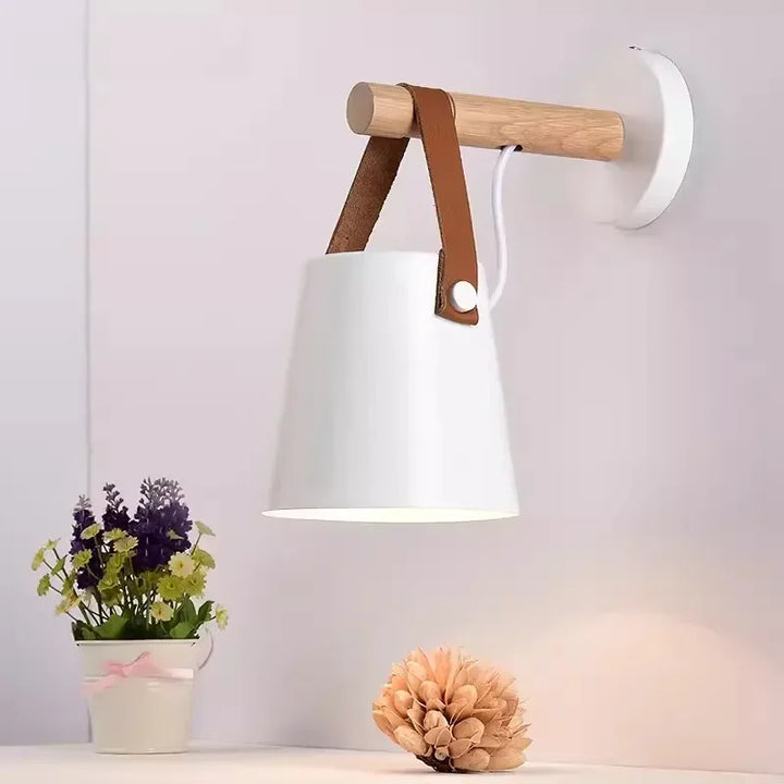 Lampa ścienna z drewnianym uchwytem i skórzanym paskiem