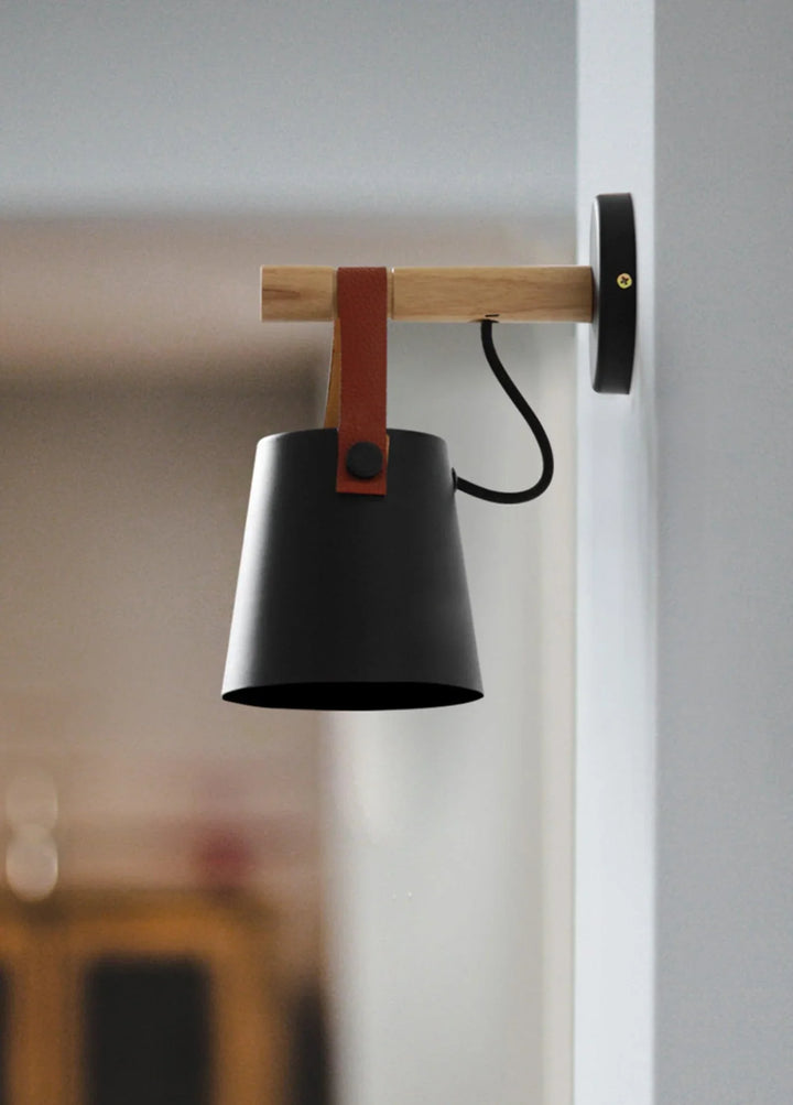 Lampa ścienna z drewnianym uchwytem i skórzanym paskiem