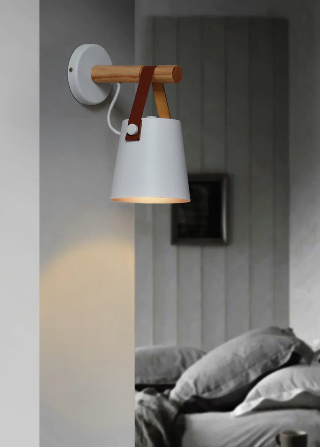 Lampa ścienna z drewnianym uchwytem i skórzanym paskiem