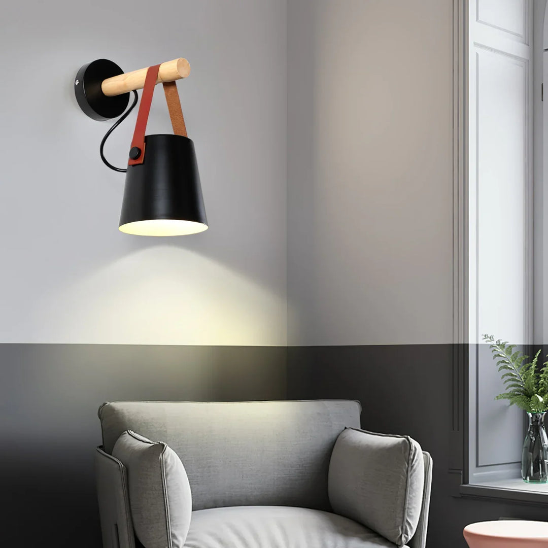Lampa ścienna z drewnianym uchwytem i skórzanym paskiem