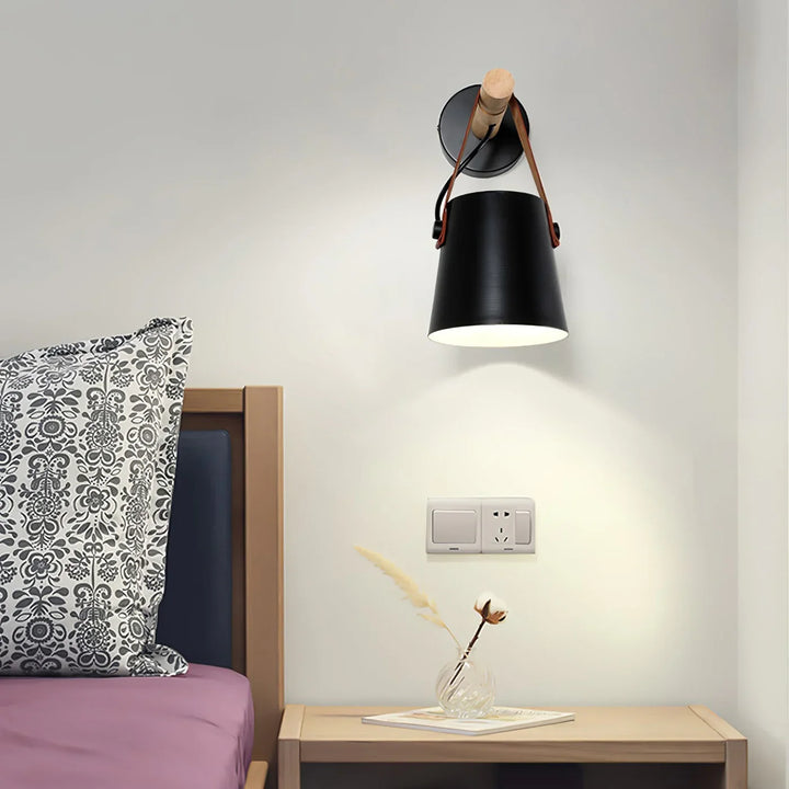 Lampa ścienna z drewnianym uchwytem i skórzanym paskiem