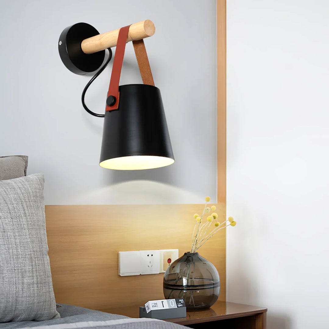 Lampa ścienna z drewnianym uchwytem i skórzanym paskiem