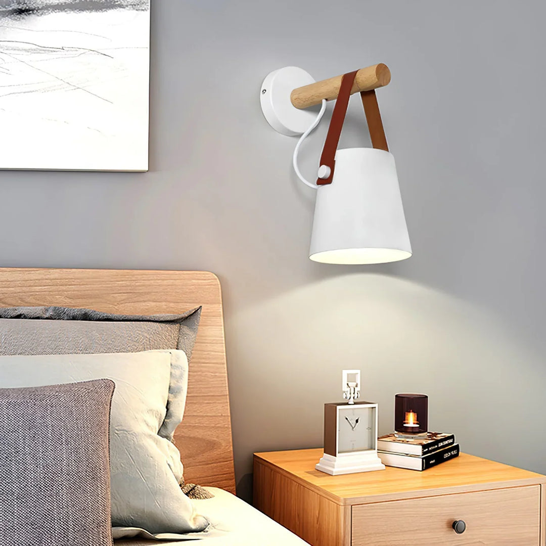 Lampa ścienna z drewnianym uchwytem i skórzanym paskiem