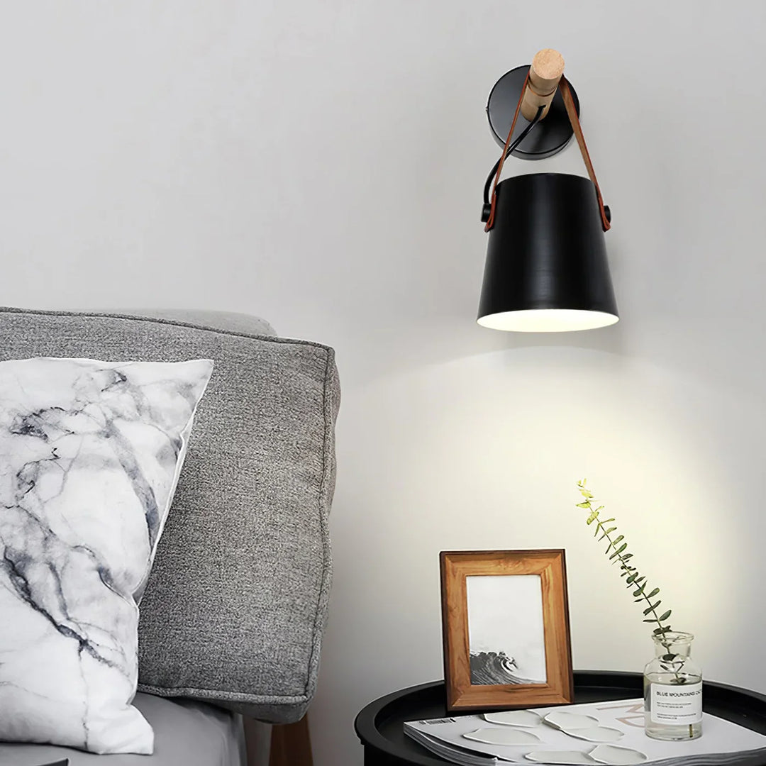 Lampa ścienna z drewnianym uchwytem i skórzanym paskiem