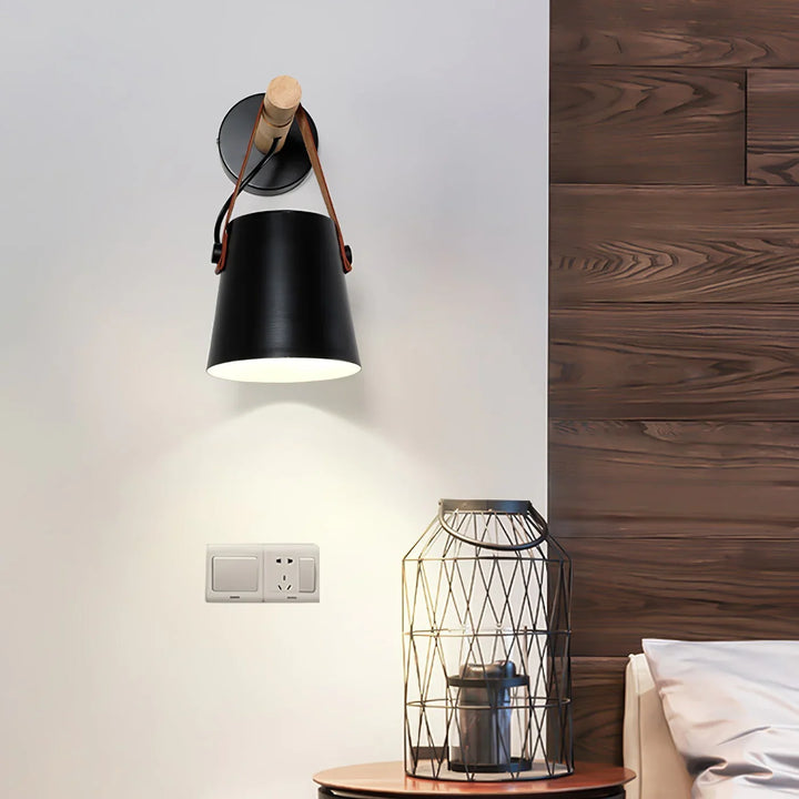 Lampa ścienna z drewnianym uchwytem i skórzanym paskiem