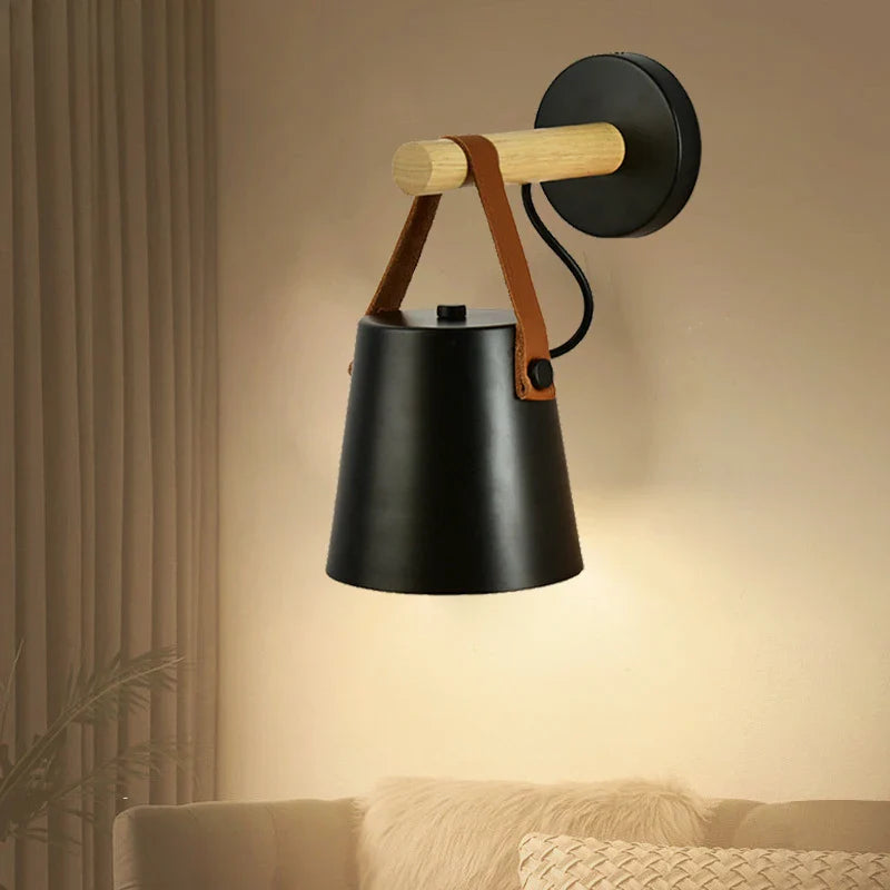 Lampa ścienna z drewnianym uchwytem i skórzanym paskiem