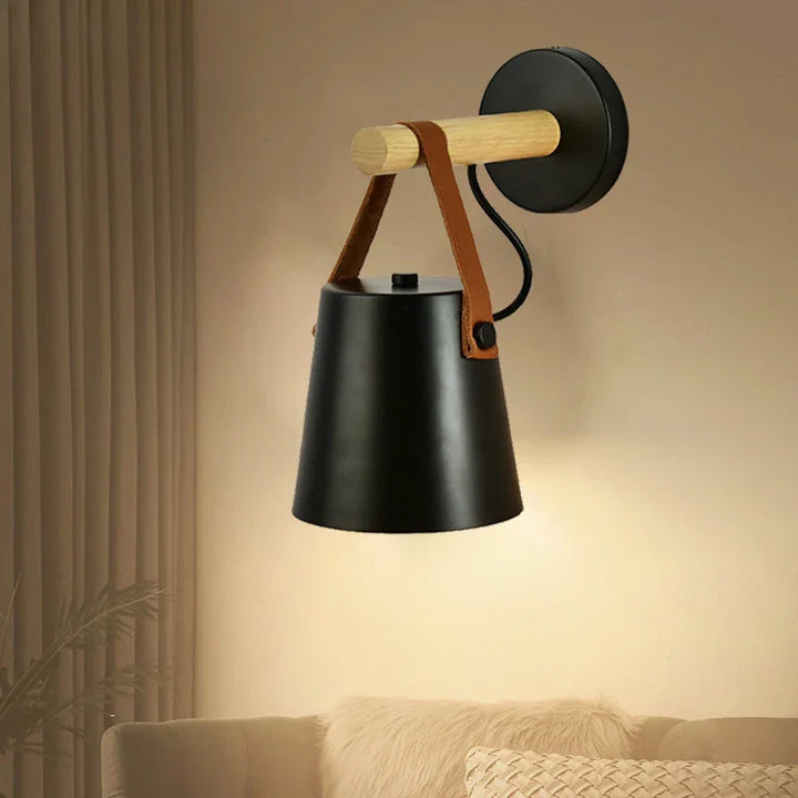 Lampa ścienna z drewnianym uchwytem i skórzanym paskiem