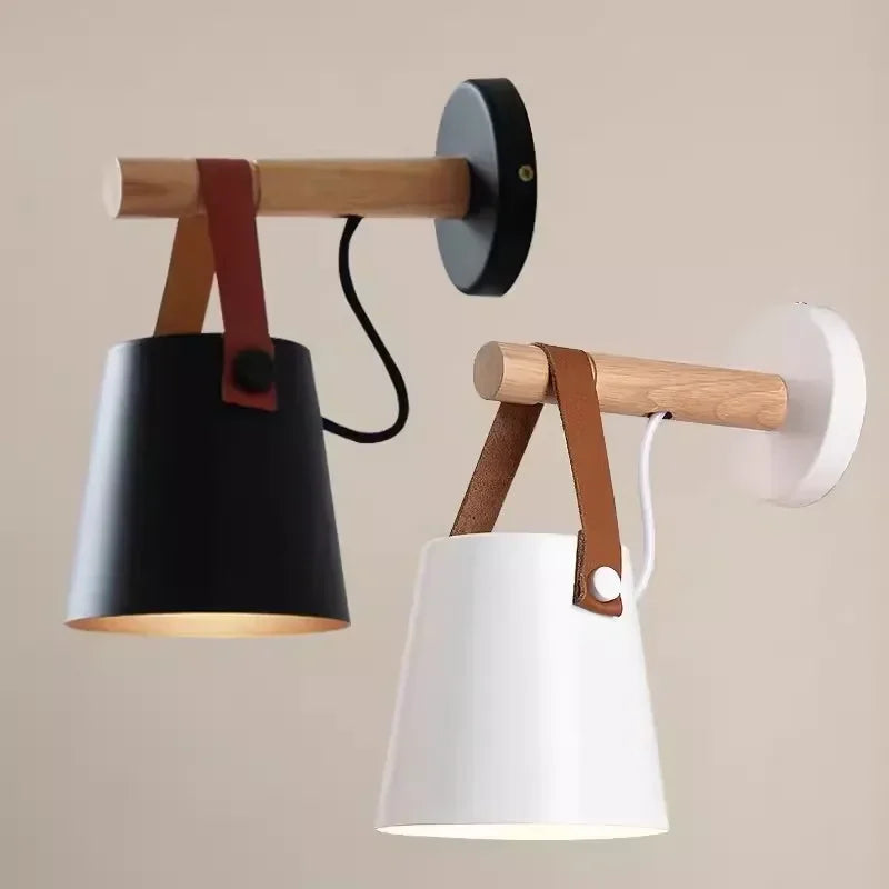 Lampa ścienna z drewnianym uchwytem i skórzanym paskiem