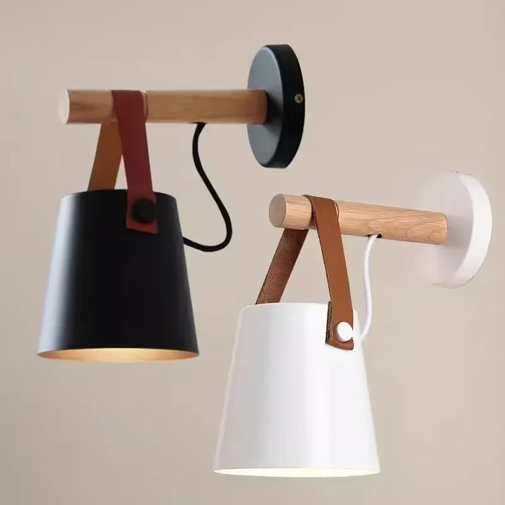 Lampa ścienna z drewnianym uchwytem i skórzanym paskiem