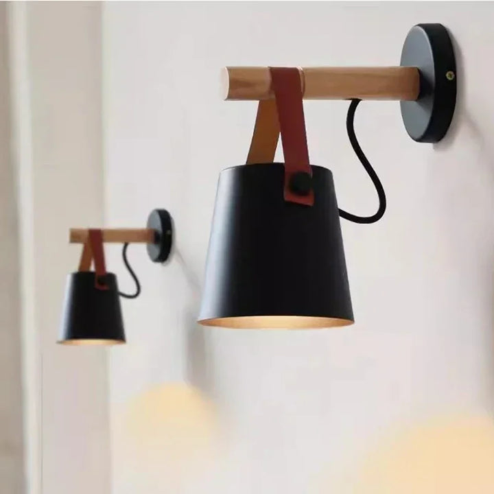 Lampa ścienna z drewnianym uchwytem i skórzanym paskiem