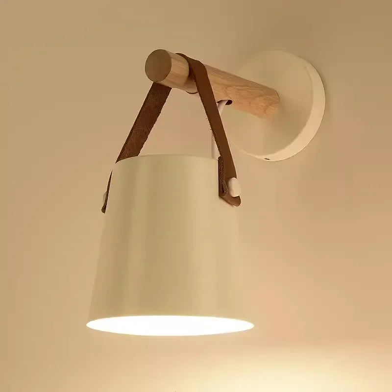 Lampa ścienna z drewnianym uchwytem i skórzanym paskiem