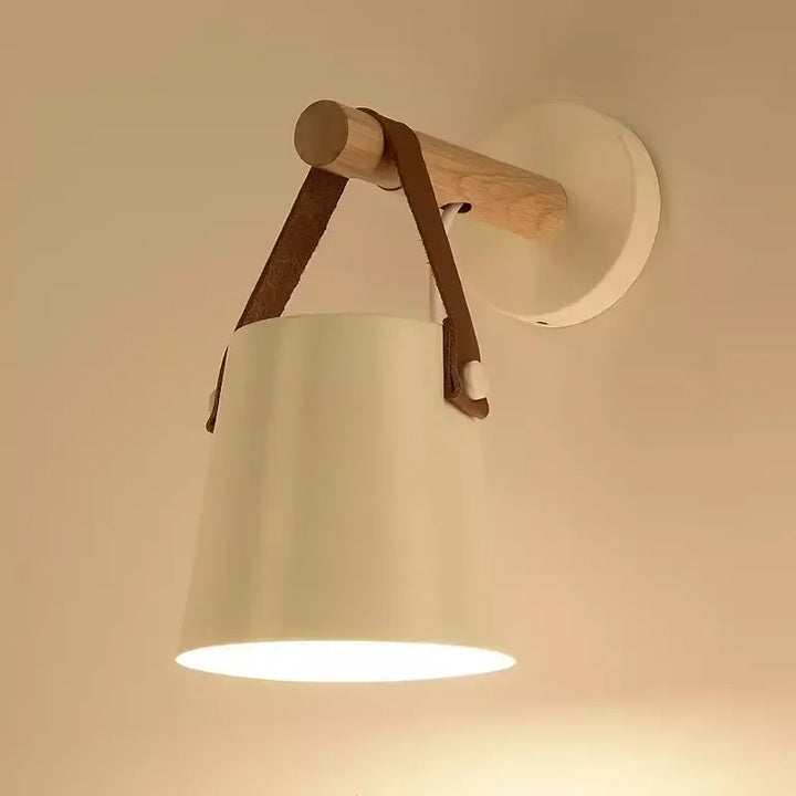 Lampa ścienna z drewnianym uchwytem i skórzanym paskiem