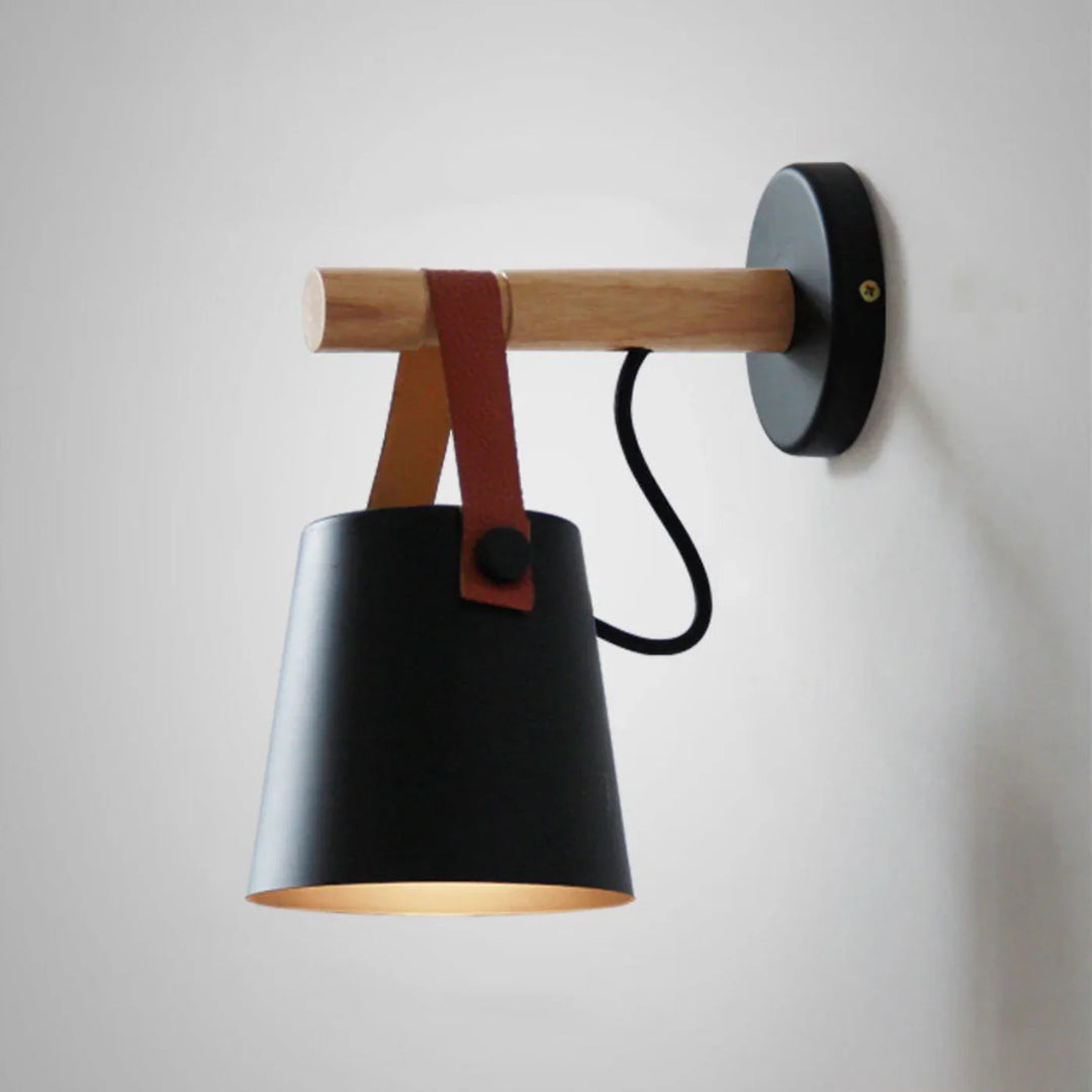 Lampa ścienna z drewnianym uchwytem i skórzanym paskiem