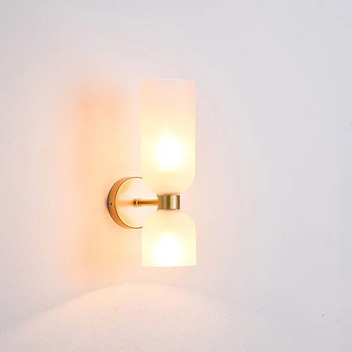 Lampa ścienna z dwoma szklanymi kloszami – kinkiet góra–dół