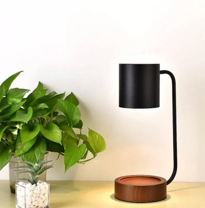 Lampa do podgrzewania świec z drewnianą podstawą i metalowym abażurem
