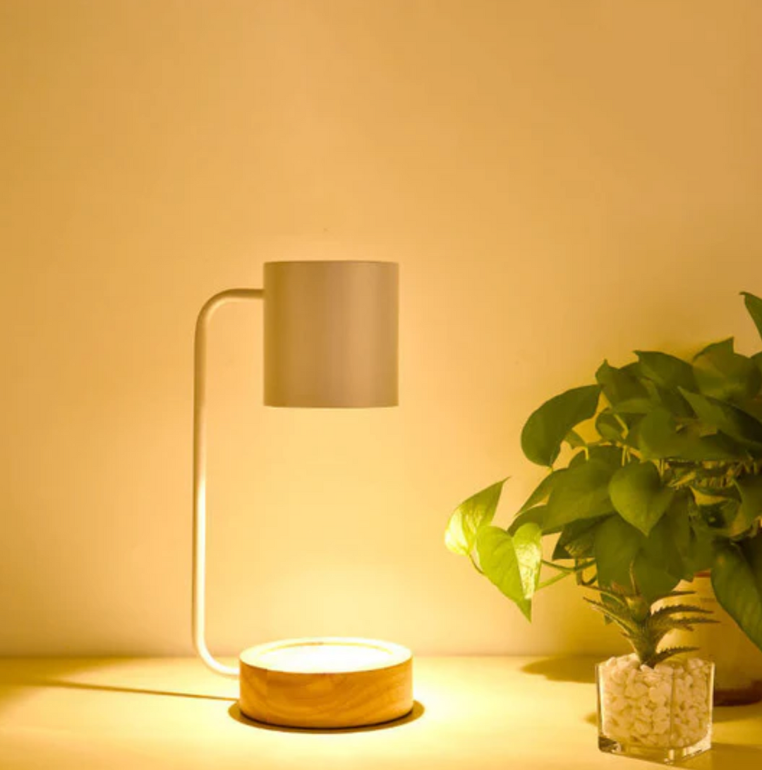 Lampa do podgrzewania świec z drewnianą podstawą i metalowym abażurem