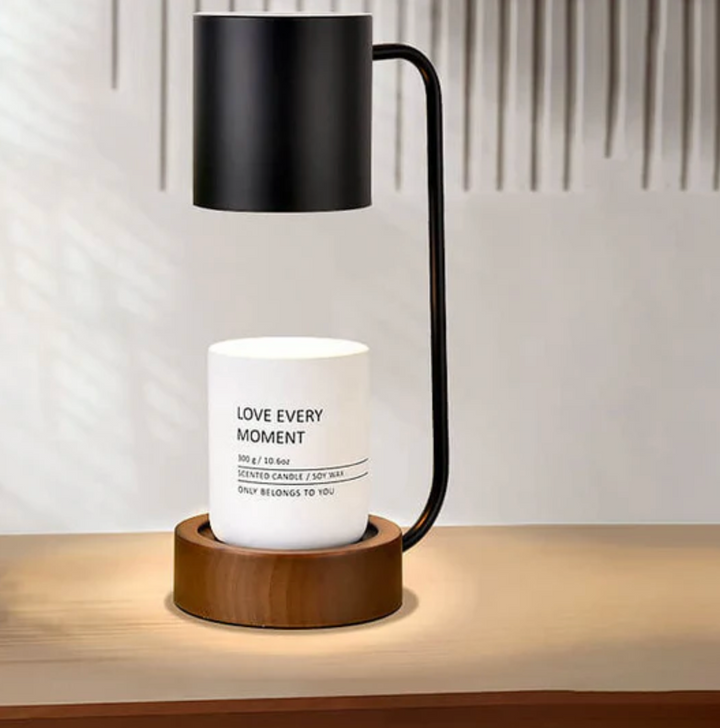 Lampa do podgrzewania świec z drewnianą podstawą i metalowym abażurem