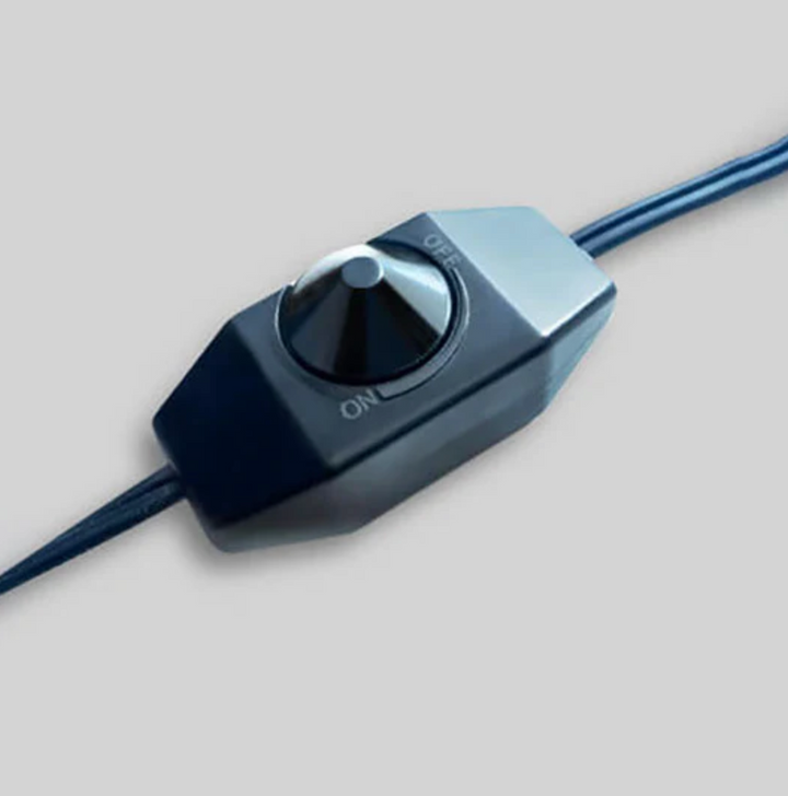 Lampa do podgrzewania świec z drewnianą podstawą i metalowym abażurem