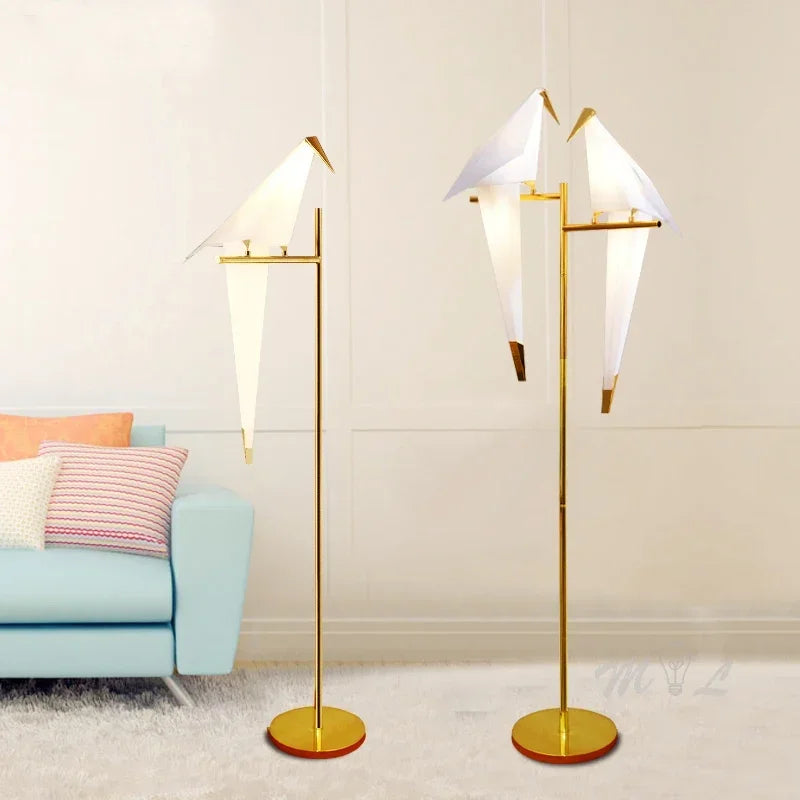 Lampa podłogowa w kształcie ptaka origami z geometrycznymi kloszami