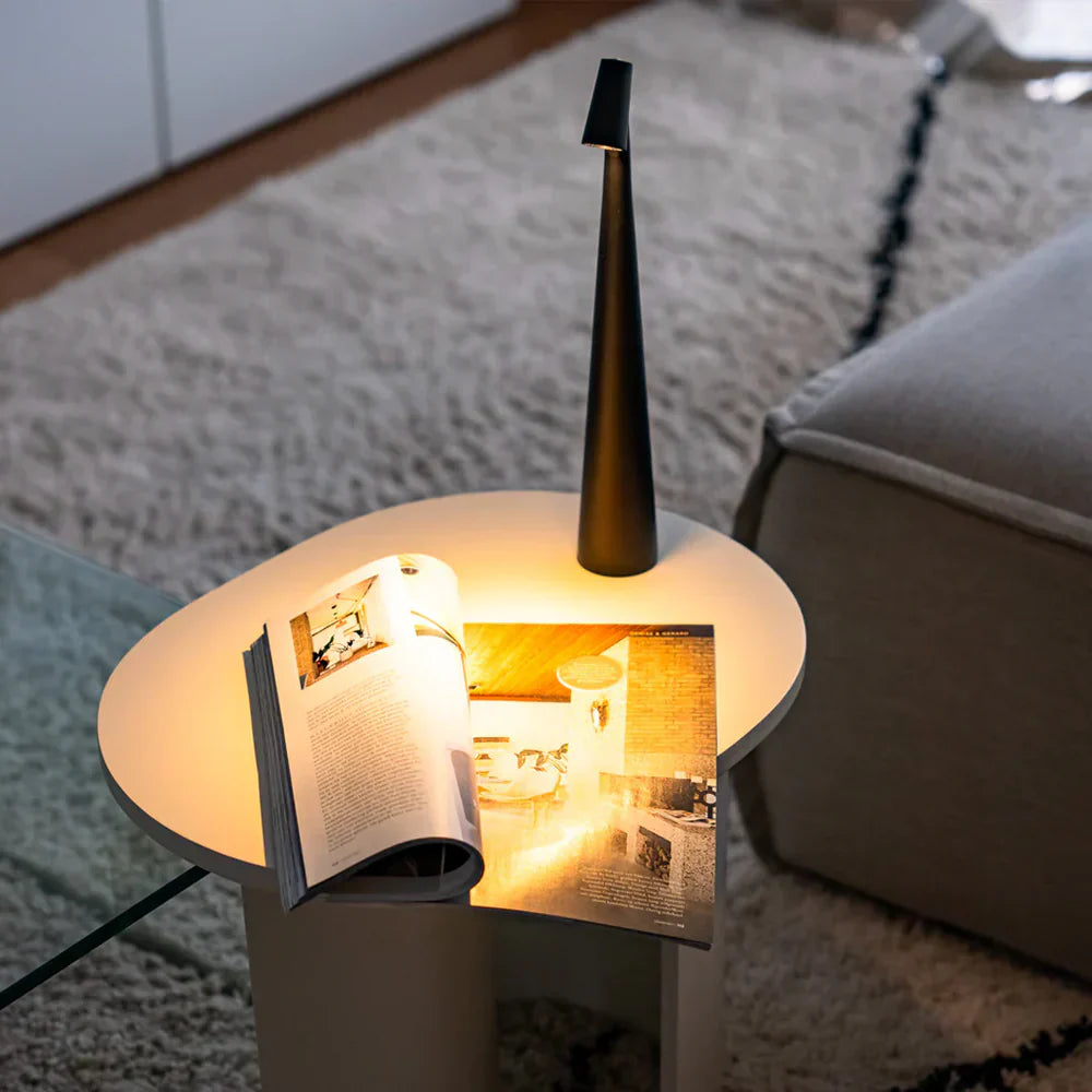 Lampa stołowa LED o ultracienkiej stożkowej obudowie i kątowej głowicy reflektora