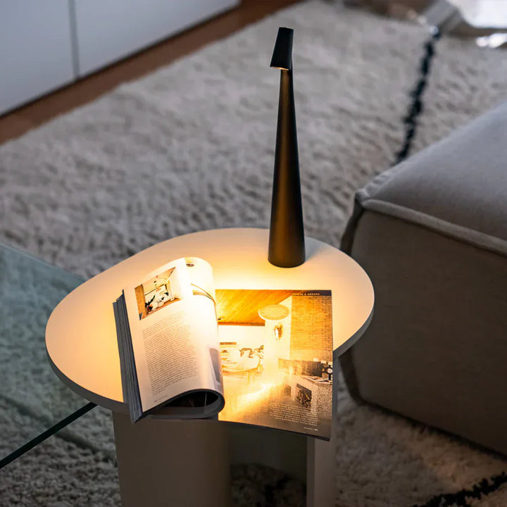 Lampa stołowa LED o ultracienkiej stożkowej obudowie i kątowej głowicy reflektora