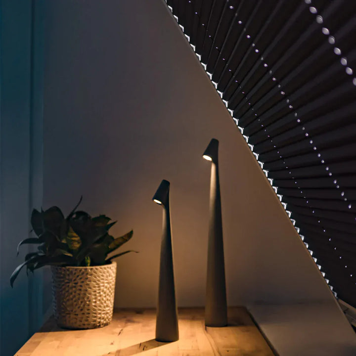 Lampa stołowa LED o ultracienkiej stożkowej obudowie i kątowej głowicy reflektora
