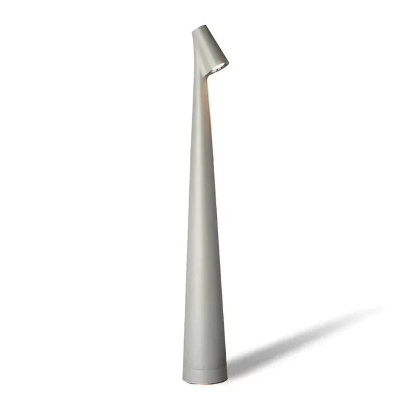 Lampa stołowa LED o ultracienkiej stożkowej obudowie i kątowej głowicy reflektora