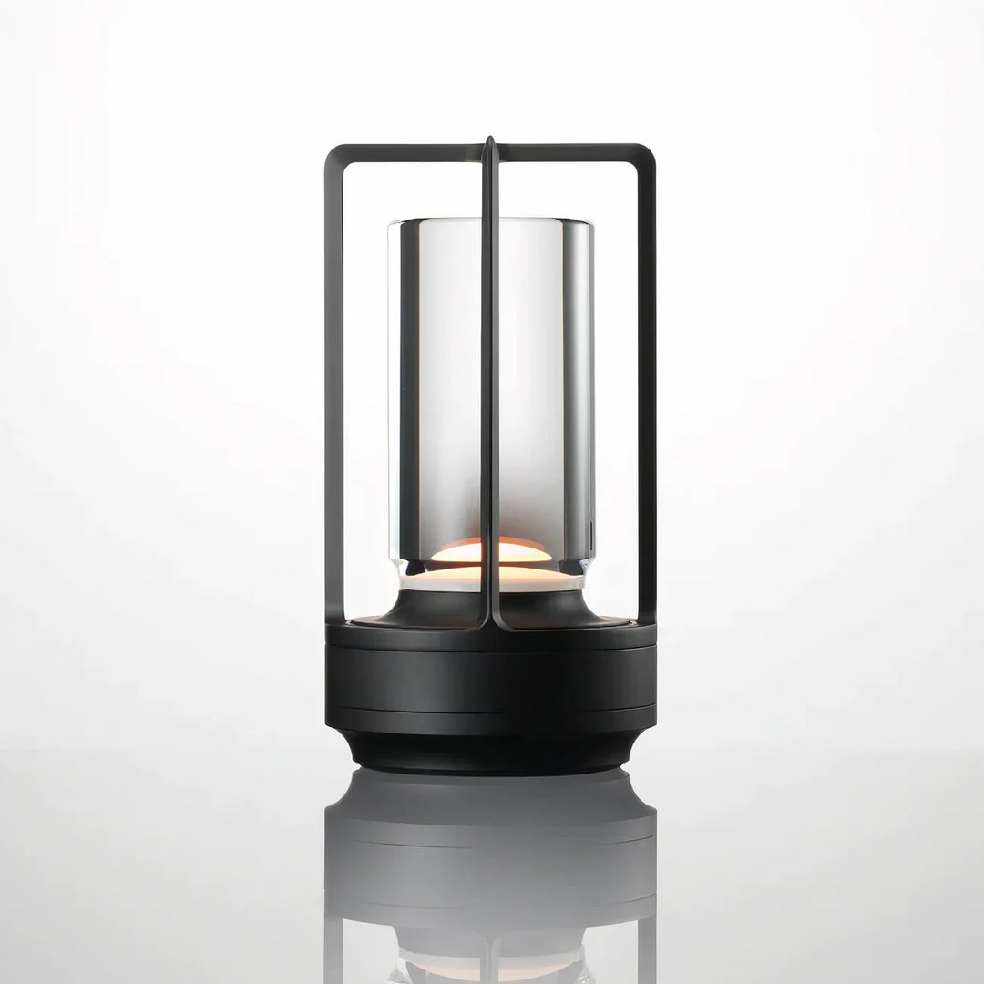 Lampa stołowa LED w kształcie latarni z cylindrycznym szklanym kloszem i prostokątną metalową ramą