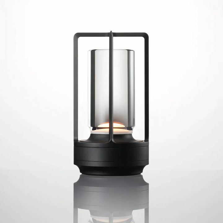 Lampa stołowa LED w kształcie latarni z cylindrycznym szklanym kloszem i prostokątną metalową ramą