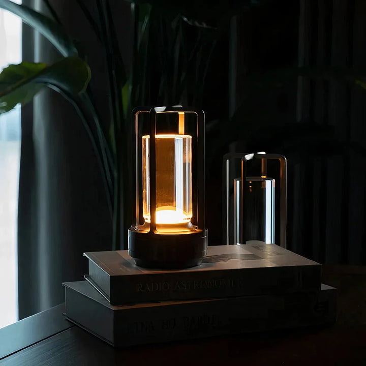 Lampa stołowa LED w kształcie latarni z cylindrycznym szklanym kloszem i prostokątną metalową ramą